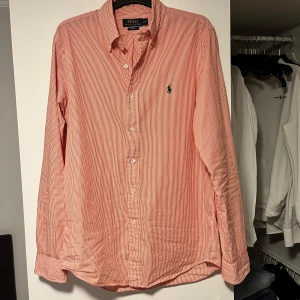 Polo ralph Lauren skjorta slim fit - En polo slim fit skjorta perfekt nu för våren och sommarn med fina ljusa färger sitter snyggt eftersom den är i slim fit modellen hör av er vid frågor nypris 1399kr skick 9/10
