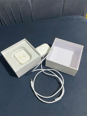 Vita trådlösa hörlurar med laddningsetui - Säljer ett par vita trådlösa in-ear hörlurar med tillhörande laddningsetui och USB-C laddkabel. Hörlurarna har en stilren och modern design med mjuka silikonproppar och touchkontroller. Perfekta för musik, samtal och träning. Levereras i originalförpackning.