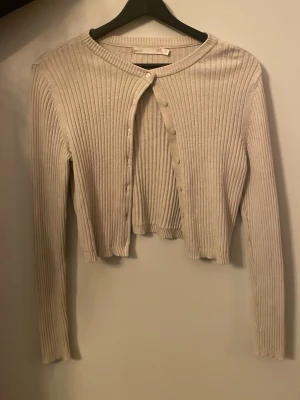 Beige kofta - Säljer en beige kofta från lager157! Säljer då den inte passar mig