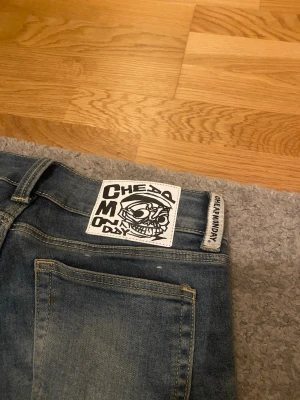 Jättesnygga Cheap monday jeans i storlek 28/30🤍 - Jättesnygga jeans från weekday/Cheap monday. Är i storlek 28/30 och är i modellen booti bae (vet ej hur det stavas) Sitter jättebra på mig som är 163cm och tycker att de sitter väldigt snyggt, dock kommer de inte till användning. Därför säljer jag de. Ställ gärna frågor om ni undrar något!!🤍🤍💗  Bara används fåtal gånger!