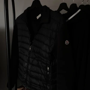 Moncler cardigan! - Tjena! Säljer nu den här superschyssta Moncler Cardigan | Storlek S, passar bra på 168-174 cm 🙌 | Skick 7/10 (solbränd) | Nypris runt 10 000:- 💵| Köparen står för frakt! 📦 | Skickar paketet inom 24H vid möjlighet ✅| Bara att skriva angående frågor eller annat ❗️ 