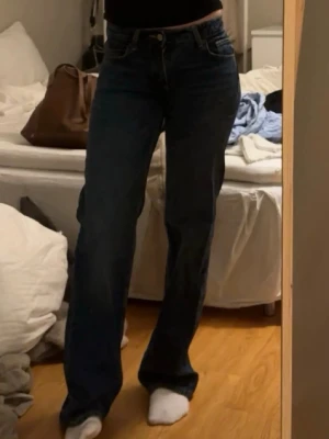 Mörkblå raka jeans - Superfina jeans som tyvärr är för små för mig, modellen heter JEANS TRF WIDE LEG LÅG MIDJA💞💞