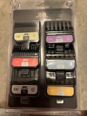 JRL klippkammar i olika storlekar - Set med sex JRL klippkammar i olika färger och storlekar, märkta med mått från 1,5 mm till 13 mm. Perfekta för hårklippning och styling, tillverkade i slitstark plast och passar de flesta trimmers och klippmaskiner.