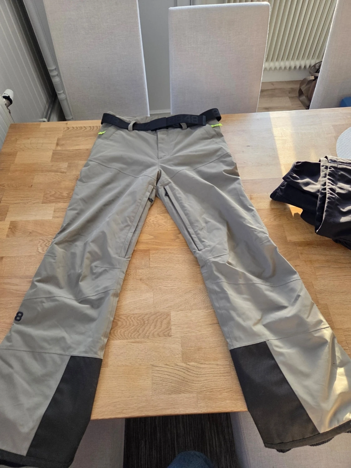 Beiga täckbyxor med svarta detaljer