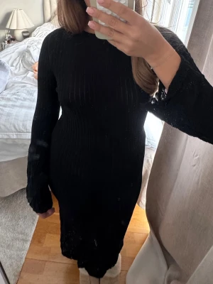 långklänning - svart tight långklänning från lindex, sparsamt använd. kan gå ner i pris och har 10% vid köp av bundles!💓