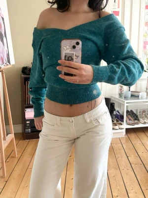 Turkos stickad tröja  - Turkos off-shoulder tjocktröja med små spännen på insidan 🩵 Passar storlek S-M