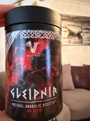 Viking Power Gleipnir kosttillskott - Burk med 60 kapslar Gleipnir från Viking Power. Naturlig anabolisk booster i svart plastförpackning med röd och svart etikett, inspirerad av nordisk mytologi. Perfekt för dig som vill boosta träningen.