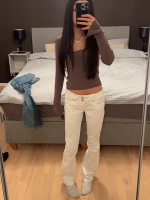 Vita lowwaist LTB jeans  - vita ltb bootcut jeans som ej kommer till användning då jag tycker dom är lite för stora för mig  aldrig använda strl w26  dom är utsydda till att vara bootcut hos en skräddare, så professionellt