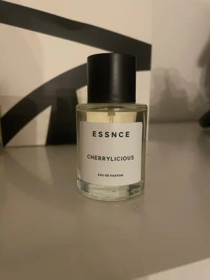 ESSNCE Cherrylicious Eau de Parfum - Cherrylicious från ESSNCE i en stilren, rund glasflaska med svart lock. Doften har en fräsch och fruktig doft med karaktär. Säljer då doften inte var som vi förväntade oss och inte passar oss. Aldrig använd.