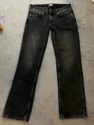 Svarta/grå raka jeans -  Ett par svart/gråa raka jeans, säljer då dom är för stora för mig. Nypris 699kr💞