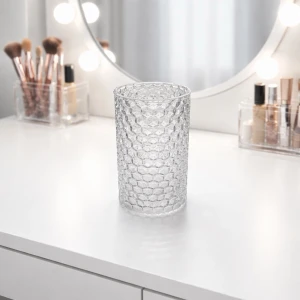 Genomskinlig mönstrad glasvas – fint skick - En genomskinlig vas i mönstrat glas, inköpt secondhand för cirka 300kr och endast använd vid ett tillfälle. Vasen är noggrant diskad. Mindre märken finns kvar på insidan som inte gick att få bort, men dessa påverkar inte helhetsintrycket nämnvärt. I övrigt är vasen i mycket fint skick. Passar utmärkt för blommor eller som en stilren dekorativ detalj i hemmet. FÖRST TILL KVARN! (SISTA BILDEN ÄR TAGEN MED MIN KAMERA!)