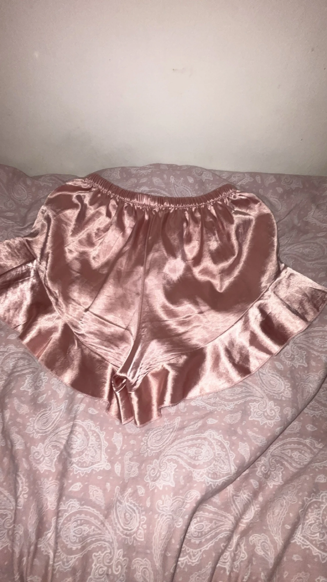 Rosa satinshorts med volangkant - 1