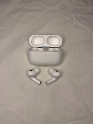Apple AirPods Pro med tillbehör - Säljer ett par vita Apple AirPods Pro med originalförpackning, laddningsetui, extra silikontoppar, laddningskabel och manualer. Snygg och stilren design i plast, perfekt för trådlös musik och samtal.