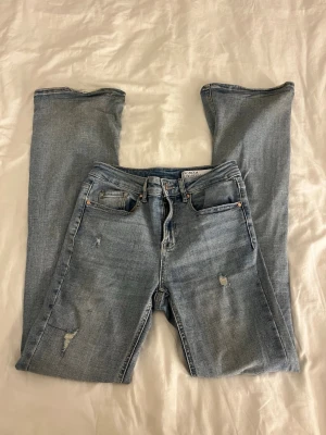 Blå bootcut jeans från vero moda - Snygga jeans ganska använda men fortfarande i bra skick 