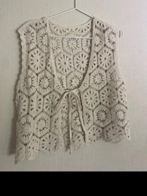 Virkad väst  - Superfin virkad väst från en marknad i italien. Uppskattar strl. S/M