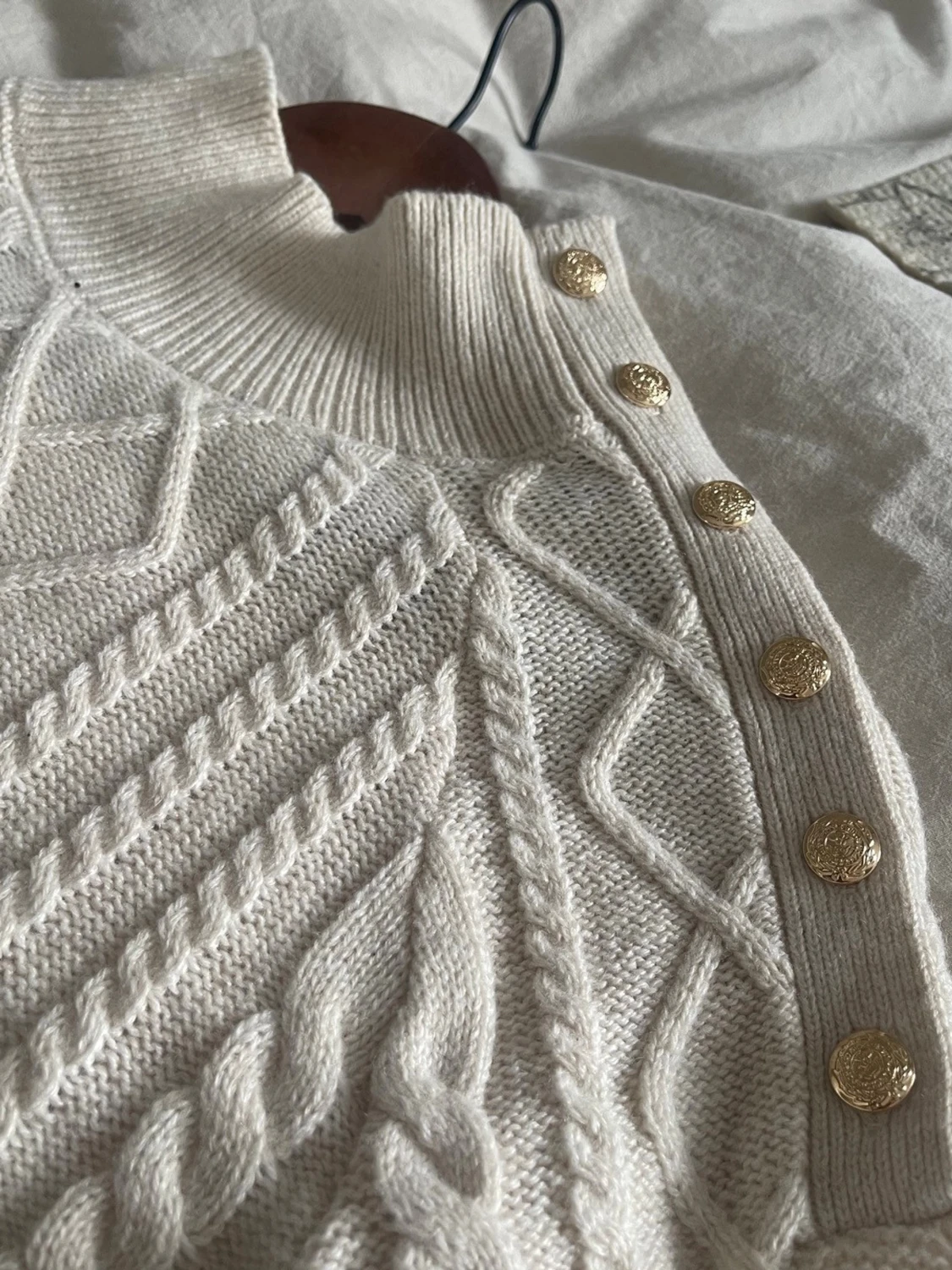 Vit kabelstickad tröja med guldknappar - 1