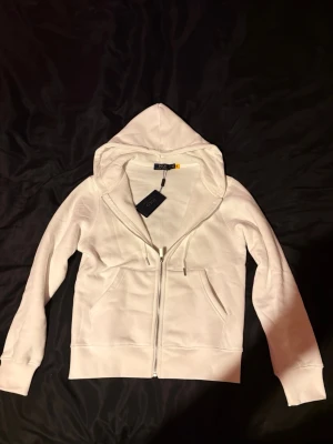 Vit hoodie från Polo Ralph Lauren - Vart för liten på mig, annars är den helt ny. Perfekt för en clean och stilren look.