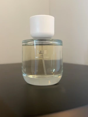 Zara Nuit parfym Night Collection - Fräsch parfym från Zara, Nuit Night Collection. Flaskan är rund och genomskinlig med vit kork och stilren design. Perfekt för dig som gillar eleganta och moderna dofter.