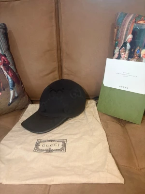 Gucci keps - Gucci jumbo keps. Kommer med tack kuvär från gucci och dustbagen.  skick 9,5/10 inga skador eller fel.
