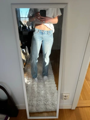 Ljusblå raka jeans med hög midja - Ljusblå lågmidjade jeans från Weekday, modell Arrow. Lite rakare i modellen, strl 24/30