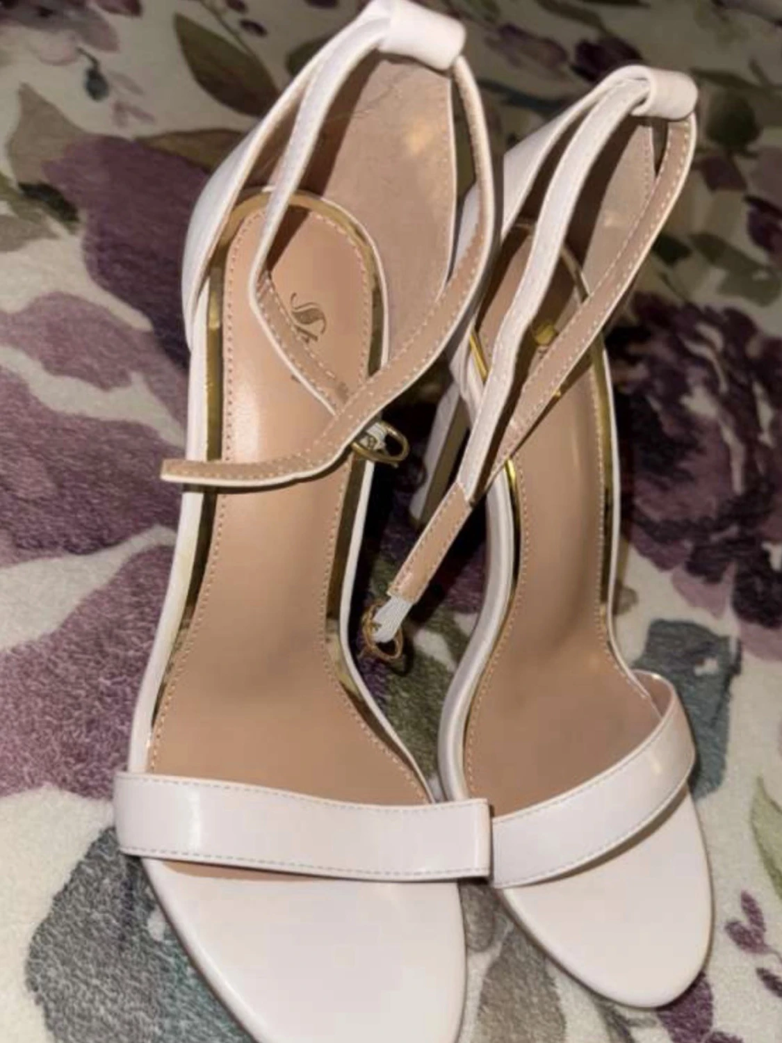 Högklackade skor/vita