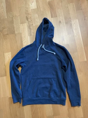 Mörkblå pierone hoodie  - Säljer en mörkblå pier one hoodie. Inga defekter och är i strl S.