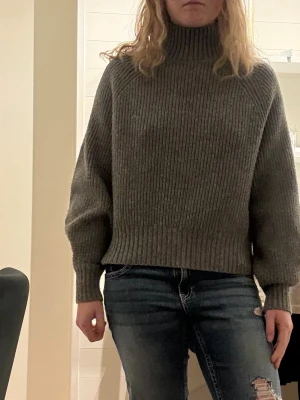 Grå stickad polotröja - Mysig grå stickad polotröja.