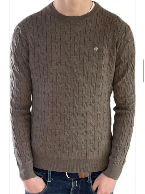 Morris tröja - Stilren kabelstickad Morriströja Ej använd mycket, inga defekter Storlek L, sitter som en liten S. Jag på bild är 180cm lång Endast 319kr för följare Fråga gärna om du har någon fundering