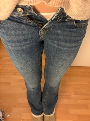 Blå bootcut jeans lågmidjade - Säljer ett par super fina low waist bootcut jeans då dem är för små för mig💞