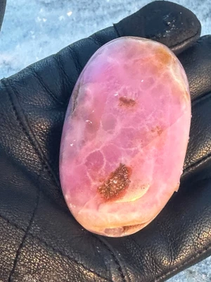 Rosa aragonit handsten  - En riktig powerkristall när det kommer till att läka hjärtat 💕118 gram  7x4.5 cm 