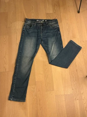Blå raka jeans från Lab industries - Riktigt feta vanliga raka jeans, perfekt för dig som vill se bra ut men ändå behålla dina pengar kvar. Frågor? Kom in och ställ dom! Jeansen är hyperflex!