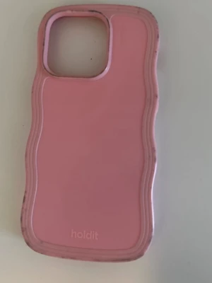 Rosa vågigt mobilskal från Holdit - iPhone 14 Pro .