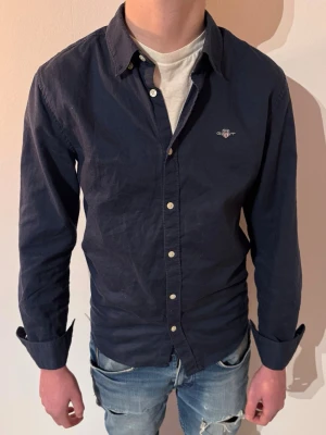 Gant skjorta - | Skick: 10/10 | Färg: Marinblå | Modell: 168cm, 52kg | Vad inkluderas:Enbart Skjortan | Nypris: 599kr |