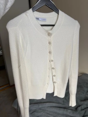 Vit kofta Zara - Vit kofta ifrån Zara med pärldetaljer