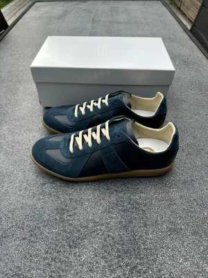Maison margiela gats navy - Ett par riktigt feta gats i storlek 43, box och dustbags fås med, skickar samma dag!
