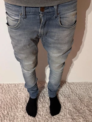 Zara jeans - | Skick: 8/10 | Färg: Blå | Modell: 172cm, 52kg | Vad inkluderas: Jeansen | Retsil pris: 599kr |