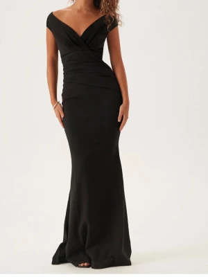 Balklänning  - Elegant svart långklänning, Klänningen har figurnära passform och är tillverkad i ett mjukt,Perfekt för balen nypris 1000kr, kan tänka mig gå ner i pris vid snabb affär 