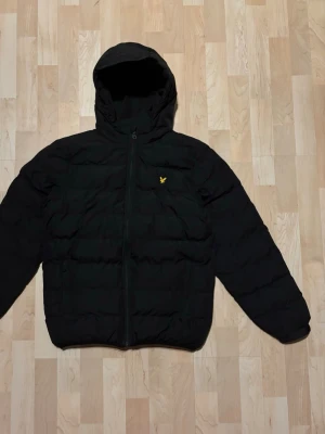 Svart dunjacka från Lyle & Scott - Jackan har inga defekter och är använd ett fåtal gånger. Jackan passar S/M | Skriv vid ytterligare frågor eller funderingar | Köpt för 1849!!!!!!! 