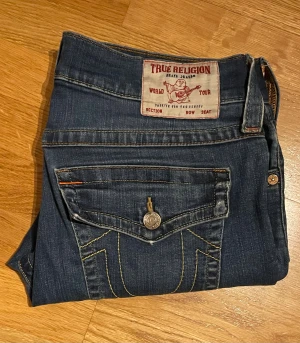True religion jeans - Snygga trueys🙏 säljer billigt eftersom de är utsydda och klippta i benen