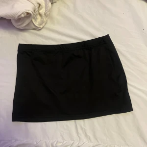 Svart kortkjol från Musera XS - En stilren svart kortkjol från Musera i storlek XS.  Super kort för mig och ganska tajt 