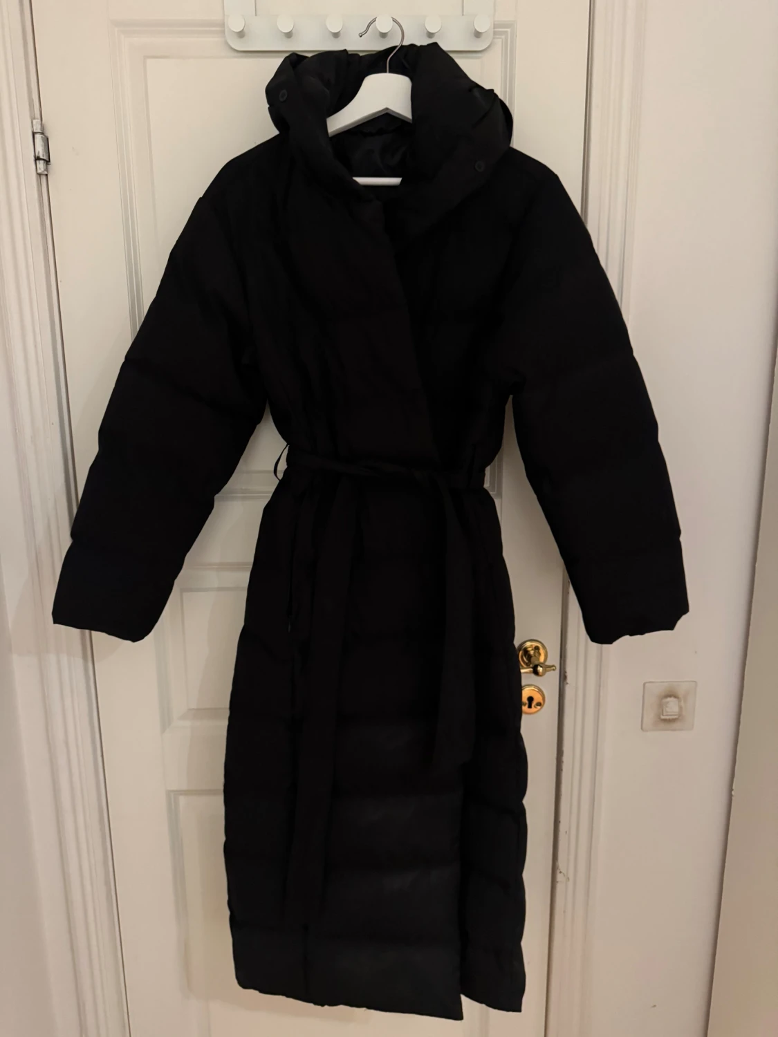 Svart lång pufferjacka med huva - 1