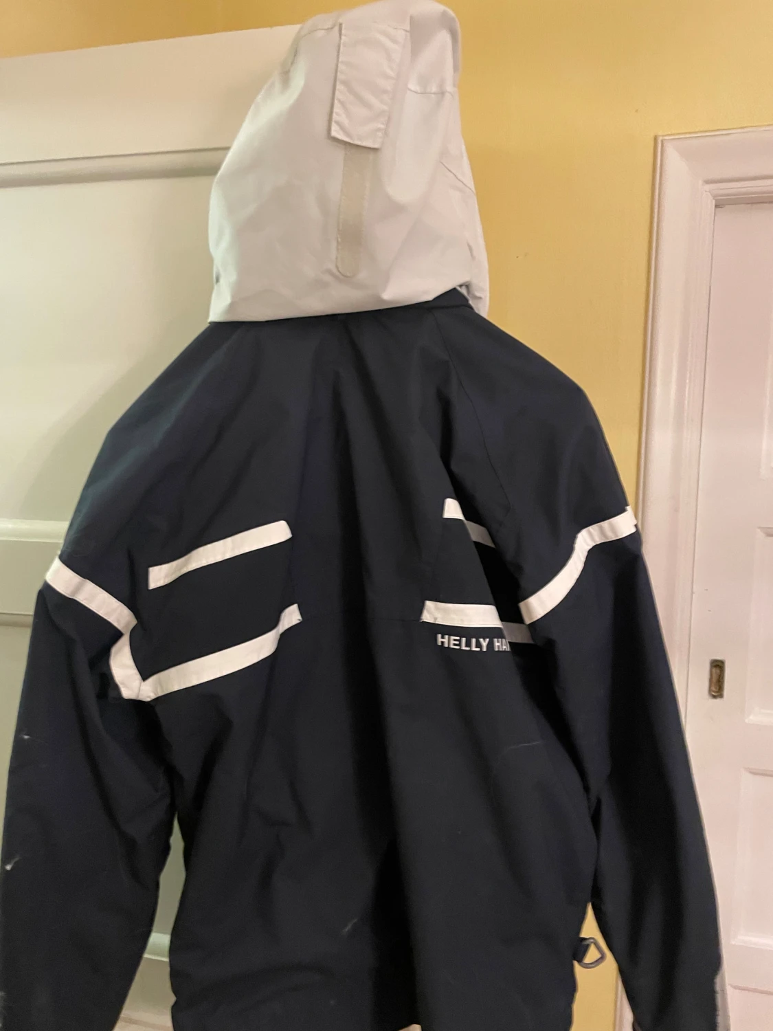 Svart vindjacka från Helly Hansen  - 5