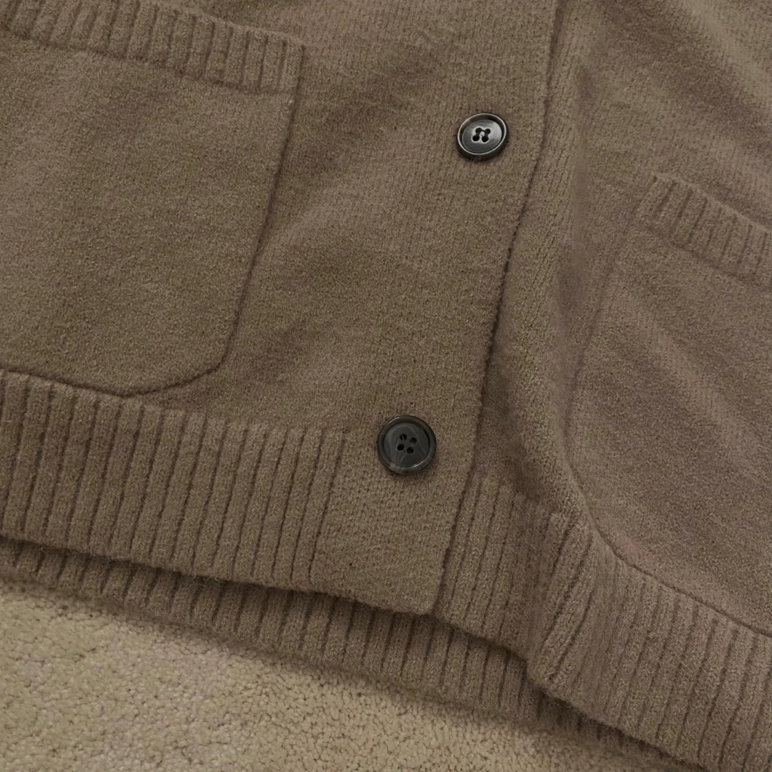 Beige stickad kofta med knappar - 2