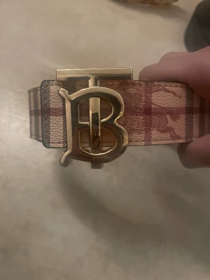 Burberry rutigt bälte med guldspänne - 110cm