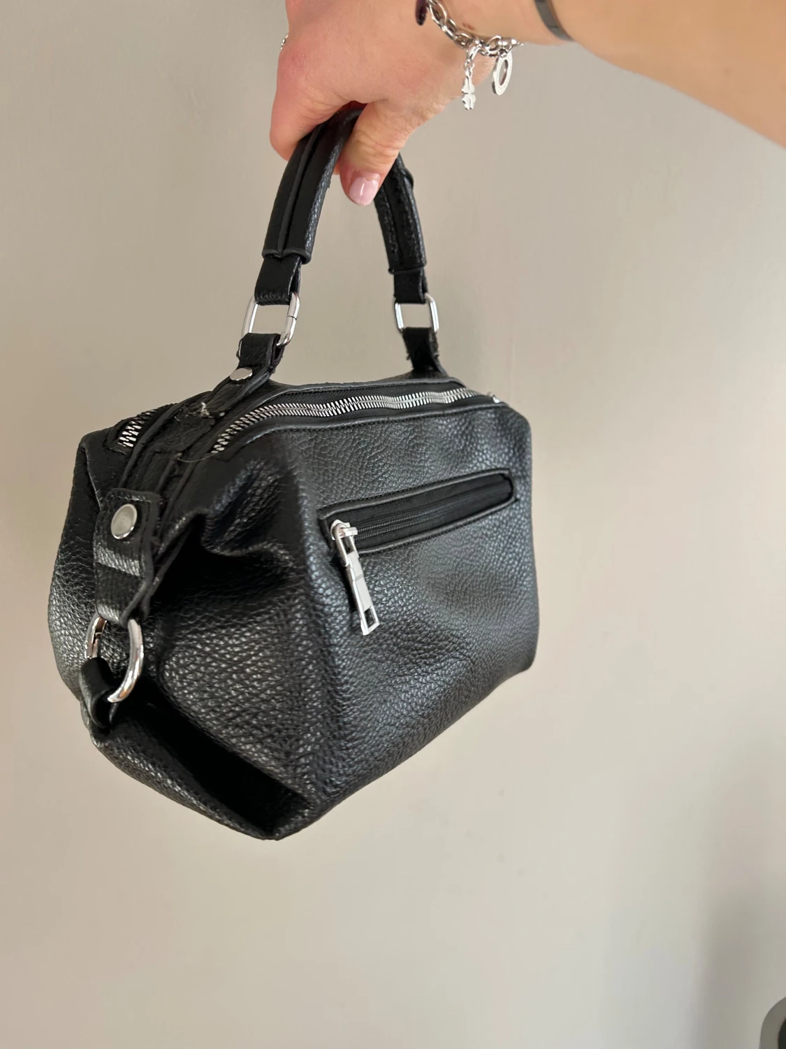 Svart handväska i skinn med dragkedja - 2