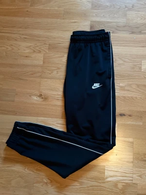Nike byxor  - Svarta Nike mjukis / tränings byxor. I nyskick. Har även en tröja till detta set på min sida. 