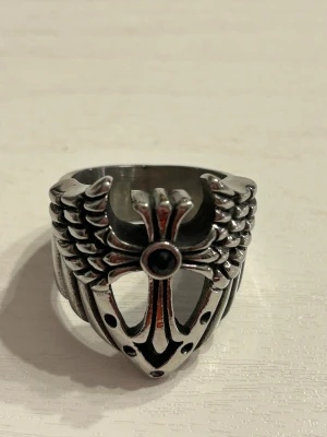 Ring i rostfritt stål stl 20,0 mm - Helt ny ring i rostfritt stål. Jättebra kvalité. Storlek 20,0 mm. Endast provad.