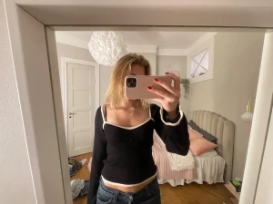 Svart ribbad topp med kontrastkant Lindex - Svart långärmad ribbad topp från Lindex i storlek S med vita detaljer ❤️