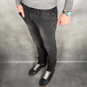 Replay Anbass - - Replay Anbass — Storlek 28/32 — 9/10 - Bra skick utan skavanker — Inkluderat - Jeans — Retail 2000kr — Modellen är 180cm, 65kg