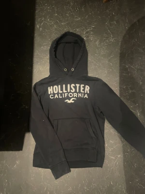 Hollister california - Säljer nu denna skit feta hollister california hoodien i grymt skick inga slitningar eller annat märkvärdigt. Perfekt för dig som vill ha en avslappnad men ändå skit fet hoodie